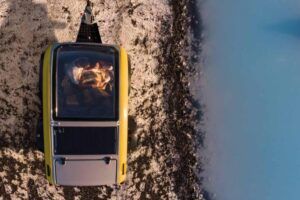 Mini camper ved vannet