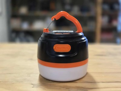 camp lykt på hylle i showroom