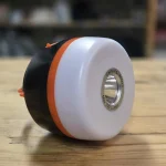 camp lykt på hylle i showroom - sett fra siden