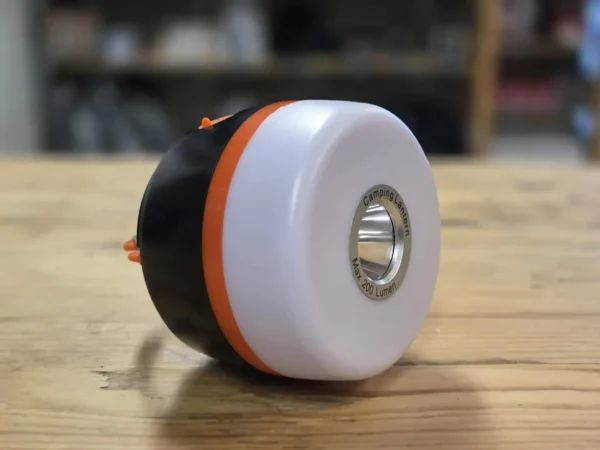camp lykt på hylle i showroom - sett fra siden
