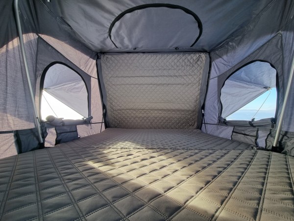 Fra innsiden av taktelt med madrass og vinduer på begge sider - modell romsdalen 2.0 fra norse camp