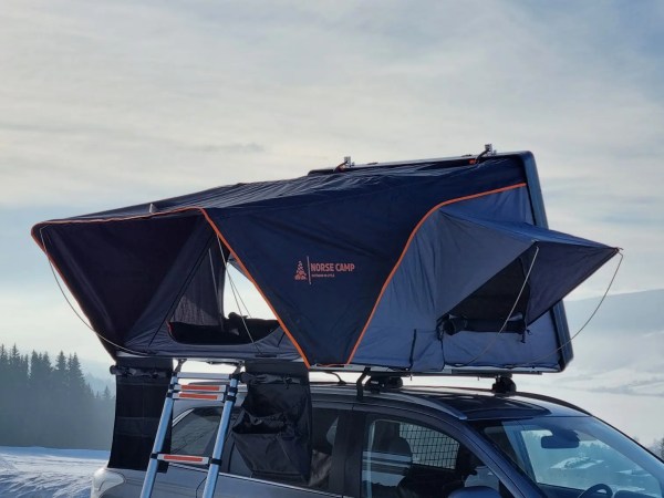 Fold out taktelt mot blå bakgrunn_4