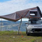 Tarp og taktelt på gressplen med utsikt over Lillehammer