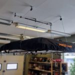 taktelt festet i heis inne på showroom med port i bakgrunnen norse camp