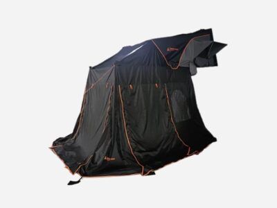Frilagt bilde av anneks til taktelt på grå bakgrunn. Merke norse camp