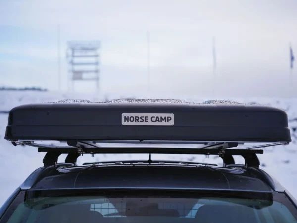 Romsdalen 2.0 Wide hardtop taktelt lukket på bil – frontvisning med Norse Camp-logo.