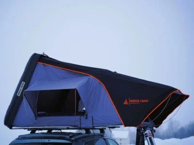 Romsdalen 2.0 Wide hardtop taktelt fra Norse Camp – åpent i vinterlandskap, sett fra siden.