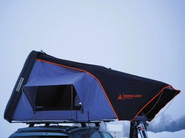 Romsdalen 2.0 Wide hardtop taktelt fra Norse Camp – åpent i vinterlandskap, sett fra siden.