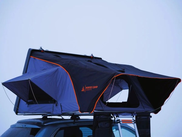 Romsdalen 2.0 Wide taktelt åpnet med sideinngang – hardtop taktelt fra Norse Camp på bil.