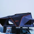 Norse Camp Romsdalen 2.0 Wide hardtop taktelt – oppslått på bil, sideprofil.