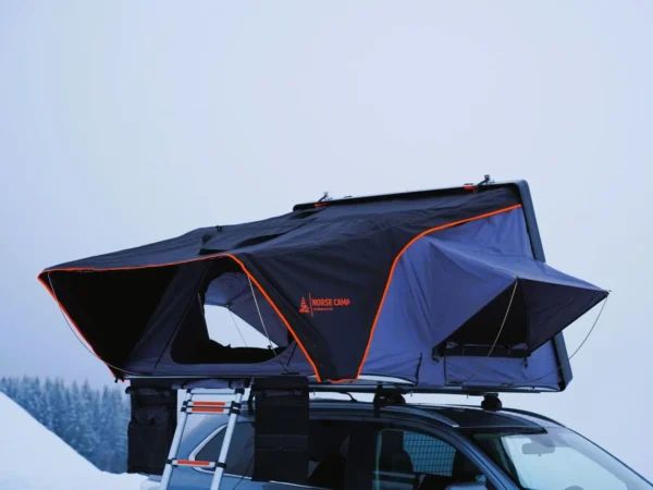 Norse Camp Romsdalen 2.0 Wide hardtop taktelt – oppslått på bil, sideprofil.