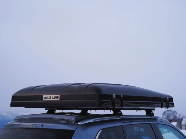 Romsdalen 2.0 Wide hardtop taktelt lukket – aerodynamisk profil på taket av bil.