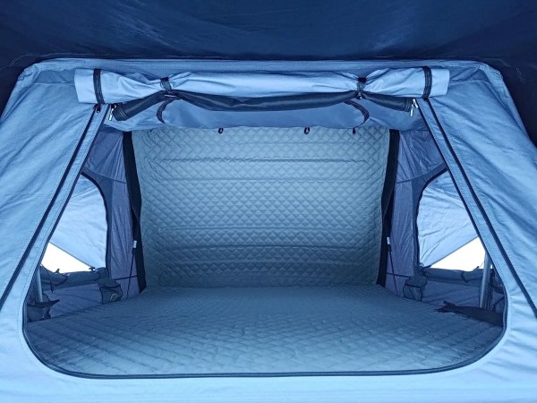 Innvendig bilde av Romsdalen 2.0 Wide – madrass, isolasjon og romslig soveplass.