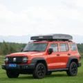 Romsdalen 3.0 Wide hardtop taktelt lukket på orange SUV – front og sidevisning