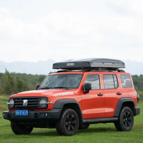 Romsdalen 3.0 Wide hardtop taktelt lukket på orange SUV – front og sidevisning
