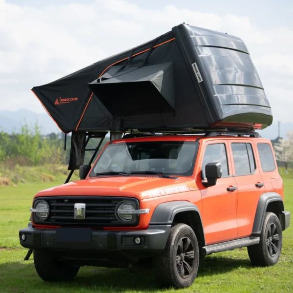 Romsdalen 3.0 Wide hardtop taktelt montert på orange SUV – skrå frontvisning