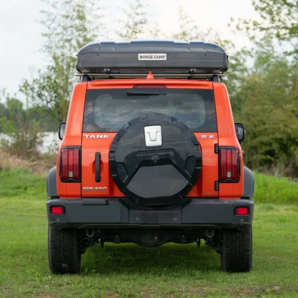 Norse Camp Romsdalen 3.0 Wide taktelt lukket sett bakfra på orange SUV