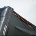 Detaljbilde av hardtop-skall på Romsdalen 3.0 Wide taktelt med oransje detaljer