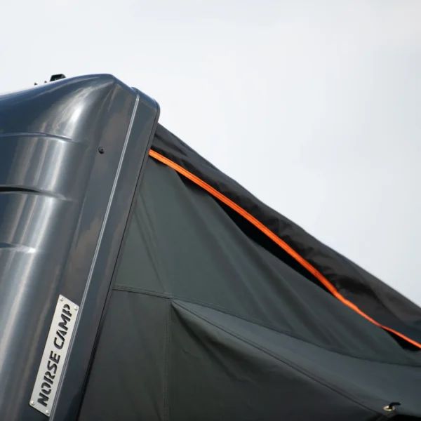 Detaljbilde av hardtop-skall på Romsdalen 3.0 Wide taktelt med oransje detaljer