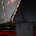 Detaljbilde av inngang og stoff på Norse Camp Romsdalen 3.0 Wide taktelt