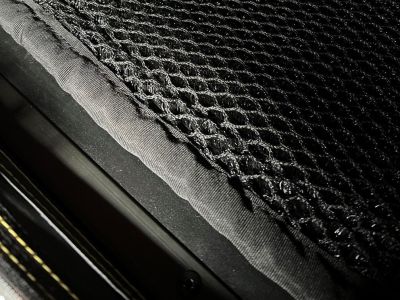 detaljbilde av svart antikondens matte med 3d struktur installert i taktelt