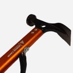 oransje hammer med håndtak mot frilagt bakgrunn sett fra siden