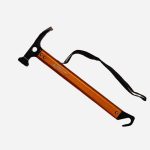 oransje hammer med håndtak mot frilagt bakgrunn