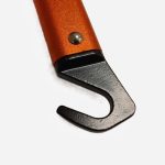 oransje hammer med håndtak mot frilagt bakgrunn sett fra bunn