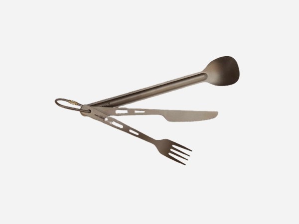 bestikksett bestående av kniv, skje og gaffel frilagt mot grå bakgrunn