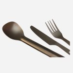 bestikksett frilagt mot grå bakgrunn