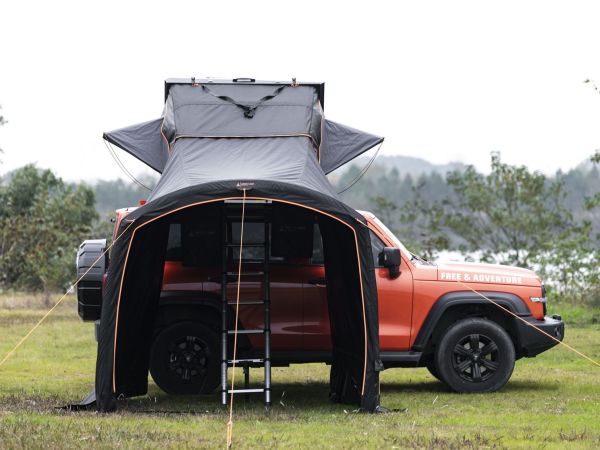 Taktelt med utvidelse som gir god plass og beskyttelse, montert på en oransje bil.