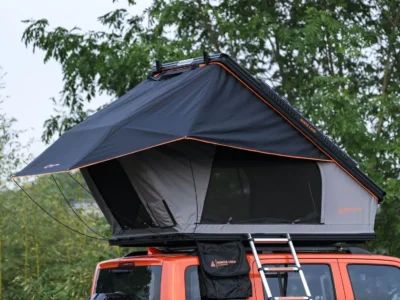 Dovre PRO taktelt oppslått på oransje SUV – sett fra siden i skogsområde.