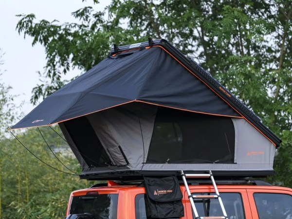 Dovre PRO taktelt oppslått på oransje SUV – sett fra siden i skogsområde.