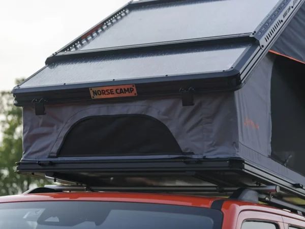 Nærbilde av Dovre PRO taktelt – sideåpning og solid hardtop-konstruksjon.