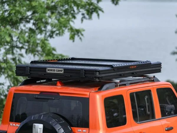 Oransje SUV med Dovre PRO hardtop taktelt – lukket og klart for kjøring.
