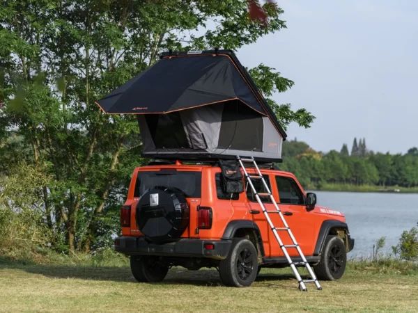 Oransje SUV med Dovre PRO taktelt oppslått – campingoppsett i skogmiljø.