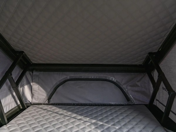 Innvendig tak og soveflate i Dovre PRO taktelt – quiltet isolasjon.