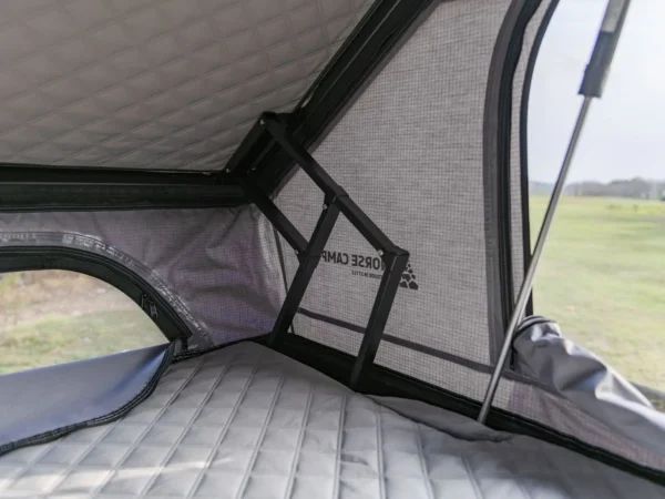 Innvendig detaljbilde av Dovre PRO – madrass, vinduer og ventilasjon.