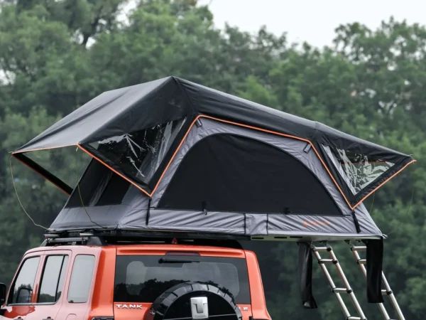 Rondane Wide taktelt oppslått på oransje SUV – store sidevinduer og toppventilasjon.