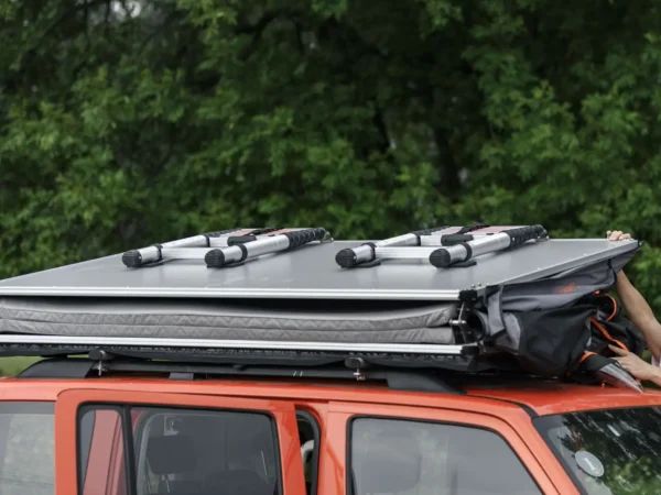 Nedpakket Rondane Wide taktelt på takstativ – kompakt softshell-design.