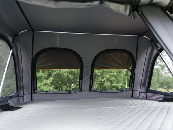 Rondane Wide interiør – romslig madrass og panoramavinduer på begge sider.