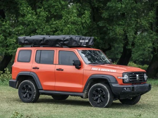 Rondane Wide taktelt nedpakket på oransje SUV – kompakt transportstilling i skogmiljø.