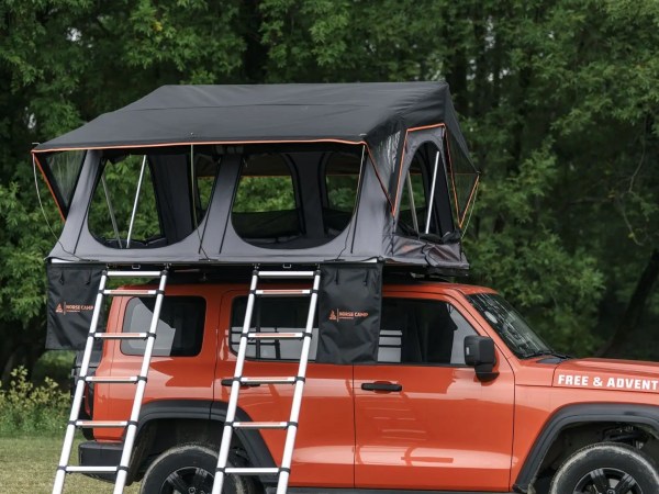 Rondane Wide taktelt – sidevisning oppslått med flere vinduer og stige montert.