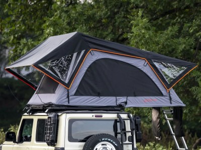 Rondane taktelt oppslått på offroad-bil – store sidevinduer og høy takhøyde.