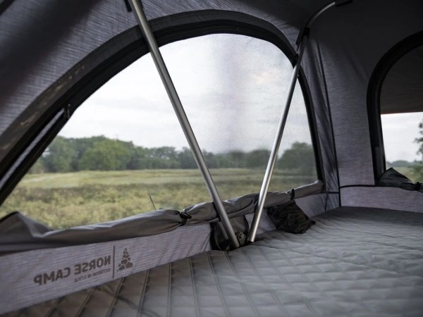 Innvendig bilde av Rondane taktelt – madrass og gulvflate sett fra inngangen.