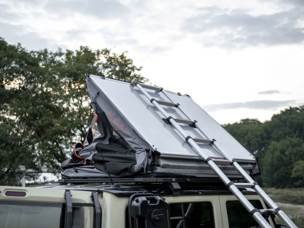 Rondane taktelt under åpning – hardtop hevet og gassdempere i full strekk.