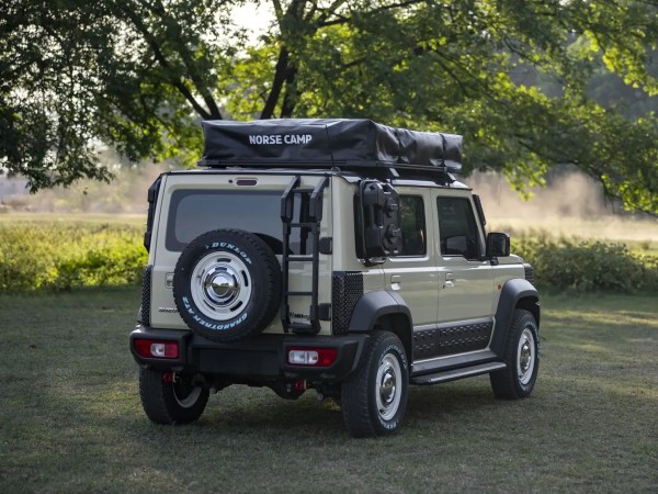 Rondane taktelt montert på offroad-bil – teltet er lukket med svart trekk over