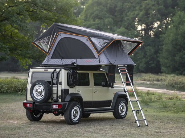 Rondane taktelt montert på offroad-bil – oppslått med stige og store vinduer sett fra siden forfra