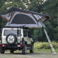 Rondane taktelt montert på offroad-bil – oppslått med stige og store vinduer.