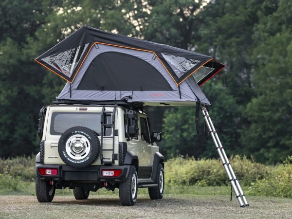 Rondane taktelt montert på offroad-bil – oppslått med stige og store vinduer.